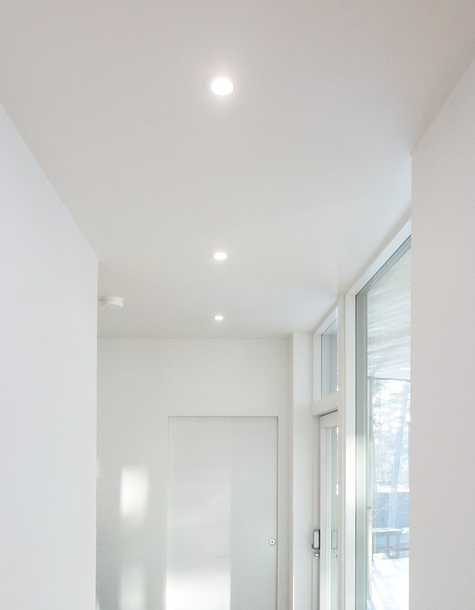 In the centre line of the entrance hallway, the flush-mounted spotlights illuminate beautifully.